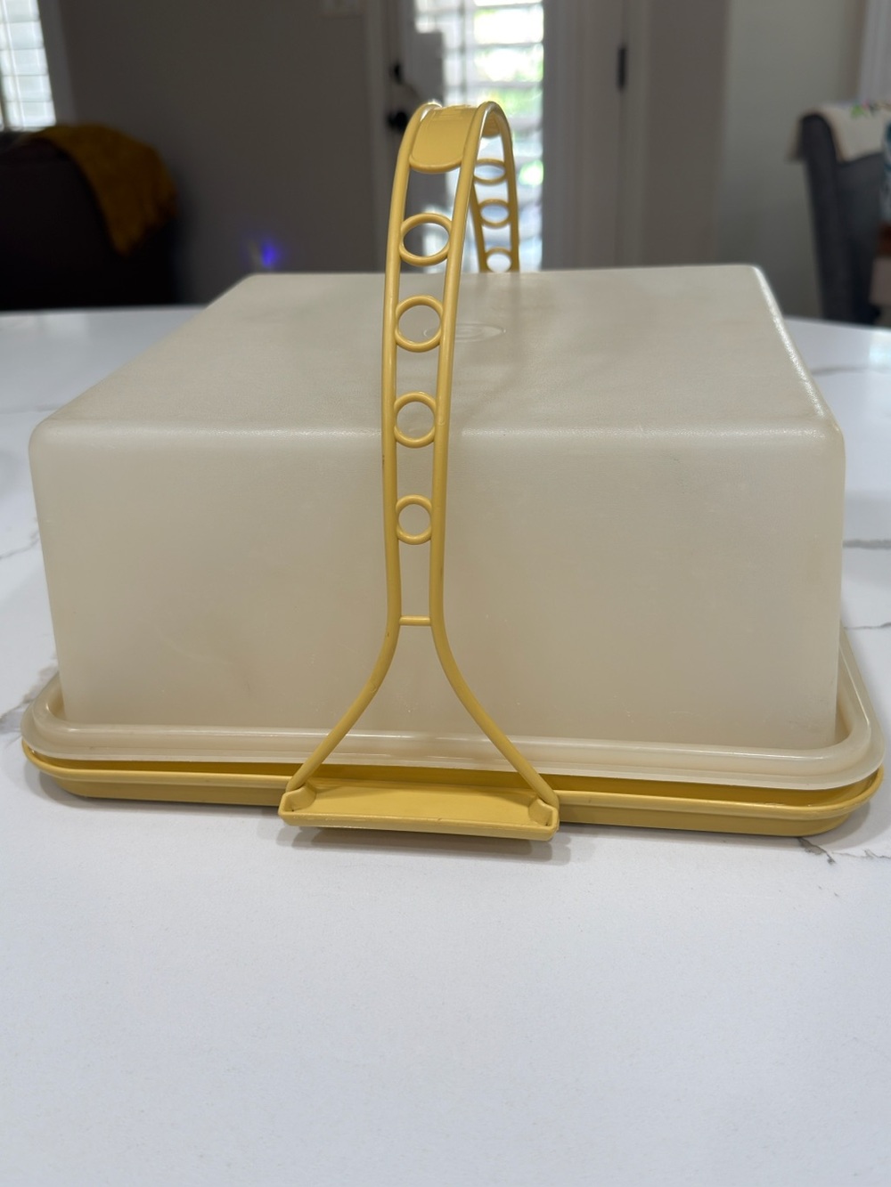 Tupperware Cake Carrier with Handle -